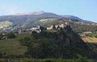 strážní hrad   cestou z  Passo Gardena - DOLOMITY  Itálie    v klusu.... za sklem busu