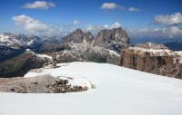 kříž - DOLOMITY  Itálie 2014 Piz Ciavaces -  2831m.  a horský masív Sassolungo - 3181 m.