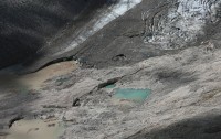 Malé tečky u jezera  jsou lidé - Pasterze Glacier