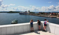 Oslo - budova Opery - výhled ze střechy (na vodě plave  umělecké dílo  She Lies )