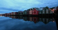 Trondheim - řeka Nidelva - skoronoční pohled na staré přístavní sklady