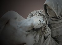 Marseille - socha Kristova umučení, stojící před  Basilique Notre-Dame de la Garde