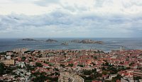 Marseille - pohled na město a Frioulské ostrovy (zejména Château d'If)   z  Basilique Notre-Dame de la Garde
