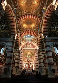 Marseille -  Basilique Notre-Dame de la Garde - interiér  vyzdoben i  maketkami lodí