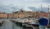Marseille -  Basilique Notre-Dame de la Garde  - pohled  ze  Starého přístavu