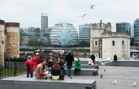 Tower of London   - pohled přes temži na radnici