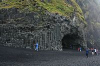 Rezervace Dyrhólaey - černé čedičové skály  a jeskyně Hálsanefshellir