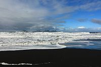 Vestmannaeyjar (souostroví ZÁPADNÍCH MUŽŮ) - pohled z Islandu - stanoviště trajektu  Landeyjahöfn