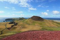 Ze  sopky Eldfell pohled na sopku Helgafell - ostrov HEIMAEY - Vestmannaeyjar