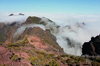 Výhledy z Pico Ruivo (Červeného vrchu). Je s výškou 1 862 m. n. m. nejvyšším vrcholem Madeiry a třetí nejvyšší horou Portugalska. Santana - Faial, region Madeira, Portugalsko
