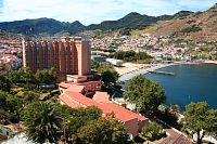 Dom Pedro a pláž s dovezeným žlutým pískem. Machico, Madeira - Portugalsko
