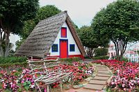 Santana  - malebné domky (ve tvaru písmenka “A”, s barevnými dveřmi a okenicemi, dřevěnými trámy a střechou z došek ze slámy)  jsou jednou z největších turistických atrakcí Madeiry