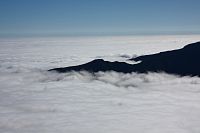 Z vyhlídky Bica da cana (1570 m.n.m.). Z moře oblaků vystupuje madeirské pohoří s  nejvyššími vrcholy: Pico Ruivo a Pico Areeiro. São Vicente,