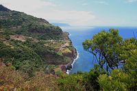 Královská cesta z Arco de São Jorge do São Cristóvão. Nádherný pobřežní trek  s  výhledy na pobřeží a oceán. São Vicente - Boaventura, region Madeira, Portugalsko