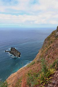 Královská cesta z Arco de São Jorge do São Cristóvão. Nádherný pobřežní trek  s  výhledy na pobřeží a oceán. São Vicente - Boaventura, region Madeira, Portugalsko