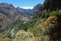 Z vyhlídky Miradouro da Eira do Serrado pohled do Údolí jeptišek. Caminho das Voltas (Oslí stezkou) dolů, do Curral das Freiras. Câmara de Lobos, Portugalsko