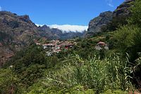 Z vyhlídky Miradouro da Eira do Serrado pohled do Údolí jeptišek. Caminho das Voltas (Oslí stezkou) dolů, do Curral das Freiras. Câmara de Lobos, Portugalsko