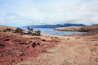 Ponta de São Lourenço - nejvýchodnější bod Madeiry. Pod palmami Casa do Sardinha. Machico - Caniçal, Portugalsko