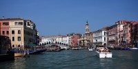 Benátky  kanál Grande, v popředí Ponte di Rialto 2011