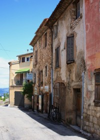 uličkami Aiguines - Provence 