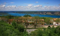 Aiguines  - výhled  na lac de Sainte-Croix  (jezero  Sv. kříže)