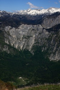 Bílá  čárečka  uprostřed obrázku  je  vodopád  Savica...pohled  z  Vogelu   na Julské Alpy