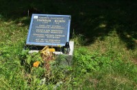 Pomník četníka Kubína za kostelem sv. Ducha Koločava - pochován je v Příbrami