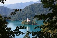 Kostel s proslulou zvonicí na malém ostrově. Jezero Bled  2025