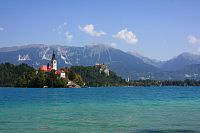 Kostelík Nanebevzetí Panny Marie s proslulou zvonicí na malém ostrově Bledského jezera 2025