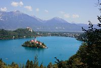 Z vyhlídky Mala Osojnica (687 m.n.m.) - Kostelík Nanebevzetí Panny Marie s proslulou zvonicí na  ostrově Bledského jezera 2025