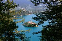 Z vyhlídky Mala Osojnica (687 m.n.m.) - Kostelík Nanebevzetí Panny Marie s proslulou zvonicí na ostrově Bledského jezera 2025