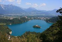 Z vyhlídky Velika Osojnica (756 m.n.m.) - Kostelík Nanebevzetí Panny Marie s proslulou zvonicí na ostrově Bledského jezera 2025