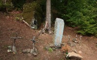 Pamětní deska a  6 křížů -  na památku   zemřelých letců 