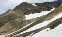 na (bílé) sněhové ploše cupitají  (bílé) ovečky