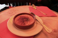 Crème brûlée  v Kavárně u dvou mlýnů Café des 2 Moulins  ( z filmu Amelie  z Montmartru)