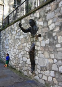Muž, který procházel zdí - autorem sochy  Jean Marais - Montmartre - Paříž