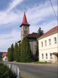 Mořkov - kostel: Kostel sv. Jiří z roku 1585 vybudoval Jakub Jeřábek z Mořkova. Dnešní kostel však najdeme na jiném místě a je z roku 1878.
