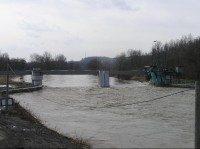 Černý potok: Černý potok - pohled na Petřkovický jez od soutoku s Odrou (záplavy 03-04/2006)