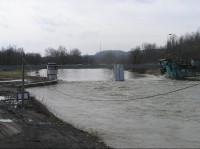 Černý potok: Černý potok - pohled na Petřkovický jez od soutoku s Odrou (záplavy 03-04/2006)