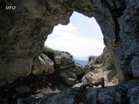 skalní okno na Ostré