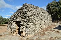 Kamenná stavba v olivovém háji