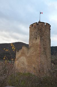Strážní hrad nad městem