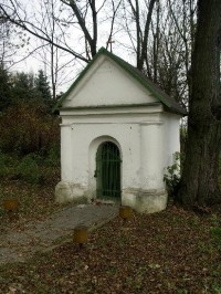 Kaplička: Kaplička stojí asi 100m od rozcestníku směrem na Chotěbuz