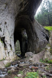 Čudnite mostove - říčka Erkyupriya razící si cestu skrz tunel