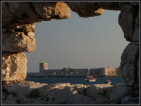 Kizkalesi - pohled z pobřežního na mořský hrad