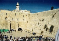 Jeruzalém 9: Zeď nářků (ha kotel - ha mahaira´vi) Velká část vlevo je pro muže - pustí i turistu s jarmulkou (pokrývka hlavy) a malá část vpravo pro ženy.