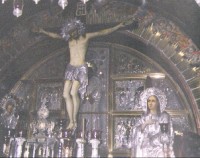 Jeruzalém 3: Chrám Boží hrobu, řecká pravoslavná část, pod křížem je pod sklem vidět kámen, označující místo, kde stál Ježíšův kříž