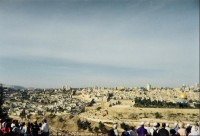 JERUZALÉM II - 21: Pohled z Olivové hory na Jeruzalém, vpravo Skalní dóm, kousek vlevo El Aksa s tmavou kupolí, vlevo za hradbami výše hora Sion a benediktinský klášter
