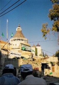 Nazareth-bazilika Zvěstování P.Marie: V těsné blízkosti baziliky Zvěstování P.Marie má vyrůst muslimská mešita.