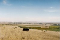 Golanské výšiny-Syrie: Ty stromy vzadu jsou v Sýrii - odevzdaná území 
